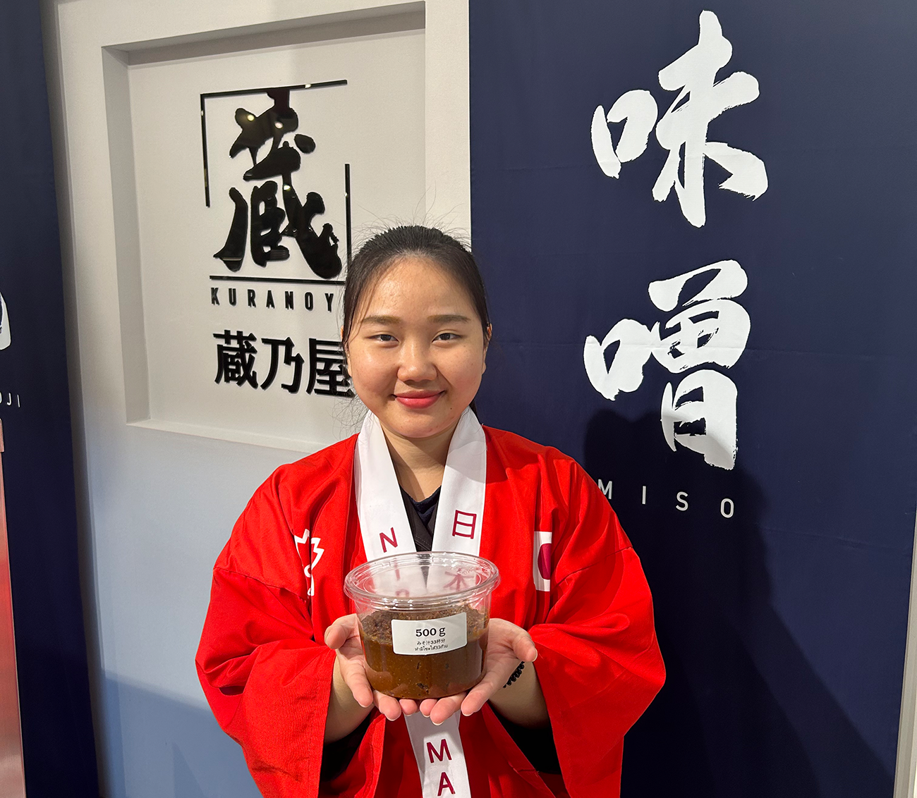 蔵乃屋タイランド店で働くスタッフ