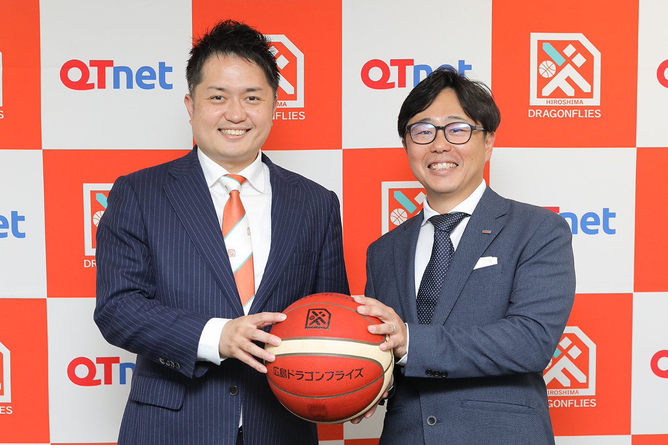 （左）広島ドラゴンフライズ 代表取締役社長 浦伸嘉氏、（右）QTnet 経営戦略本部 YOKAプロ AI事業プロジェクト プロジェクトリーダー 佐伯和広氏