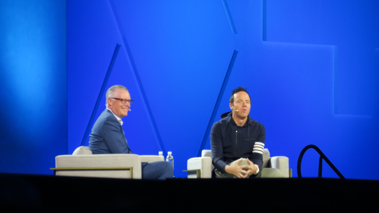 デルタ航空 CEO Ed Bastian氏とQualtrics CEOの対談模様