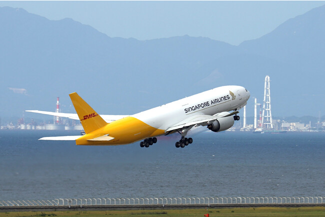 DHLとシンガポール航空両社ロゴがカラーリングされた貨物機