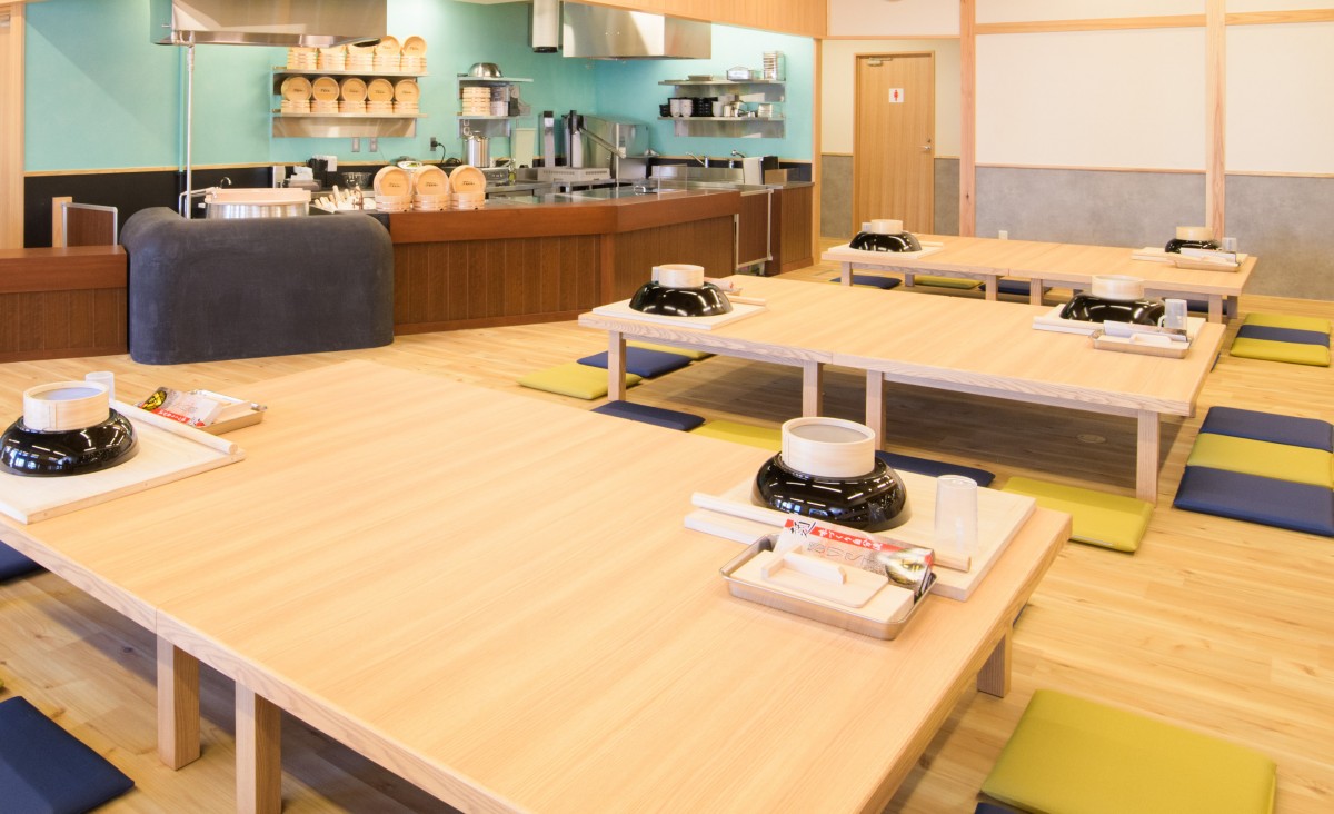 みんなでうどんを作ったり、学んだり、食べられる大きなテーブル。