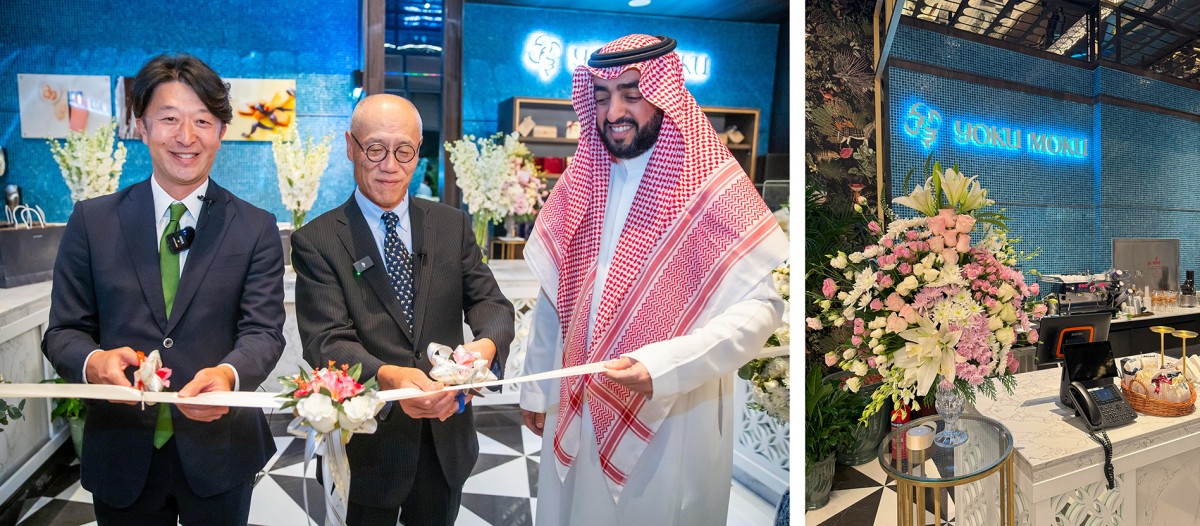 オープニングセレモニーと店舗の様子／（左から）ヨックモック代表取締役 藤縄武士氏、在サウジアラビア日本国大使館 特命全権大使 岩井文男氏、SELA社 Senior Vice President Food＆Beverage Mohammed Taleb氏