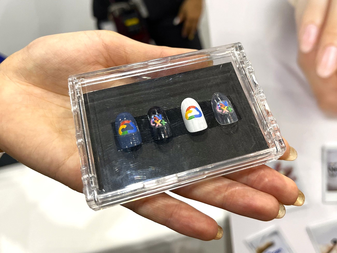 Next特製ネイルシールの施術を体験できるブースも