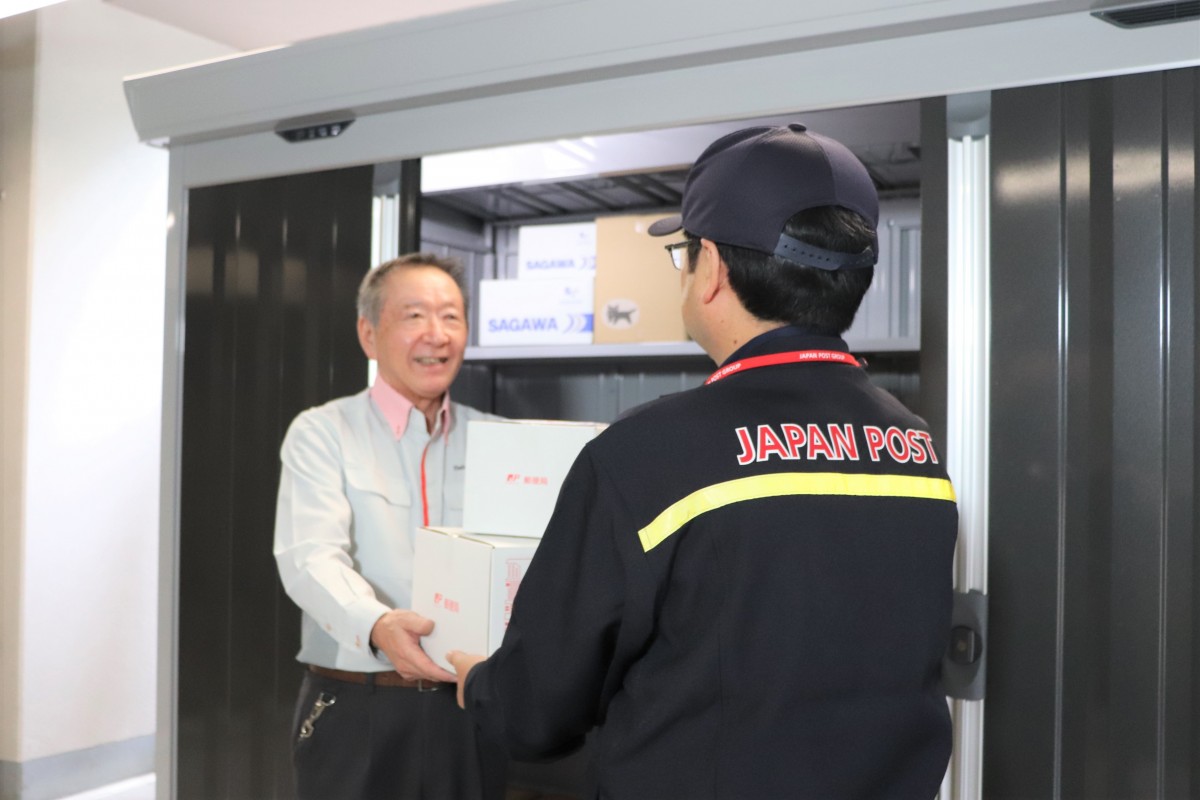 宅配会社からマンション管理員への荷物の受け渡し