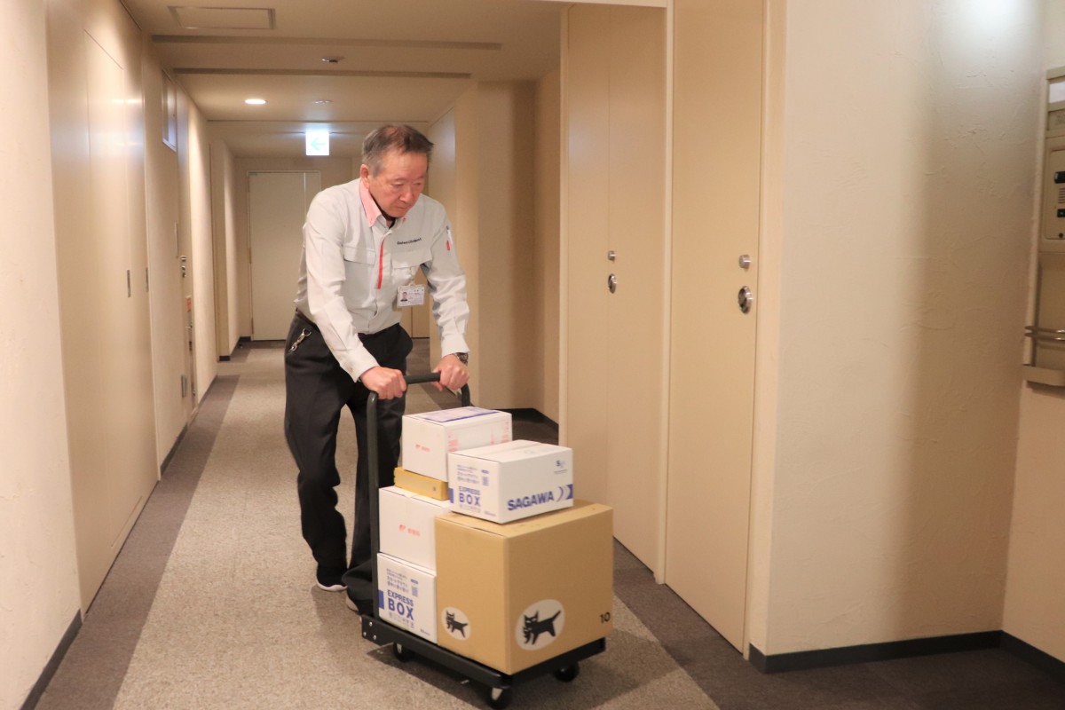 マンション管理員による荷物の配達