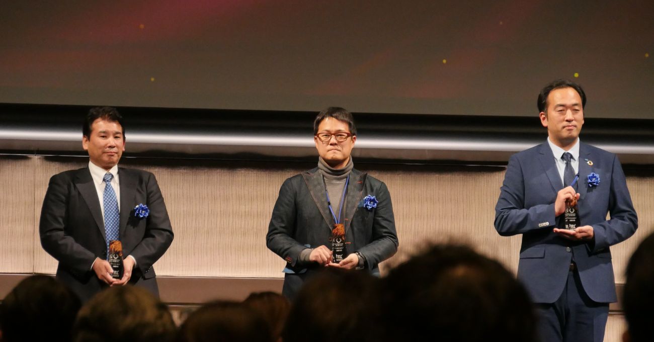 （左）ベンチャー部門 最優秀賞 株式会社wash-plus 代表取締役 高梨健太郎氏／（中央）支援会社部門 最優秀賞 株式会社USEYA 代表取締役 大子修氏／（右）事業会社部門 最優秀賞 株式会社誠和 代表取締役 大出浩睦氏