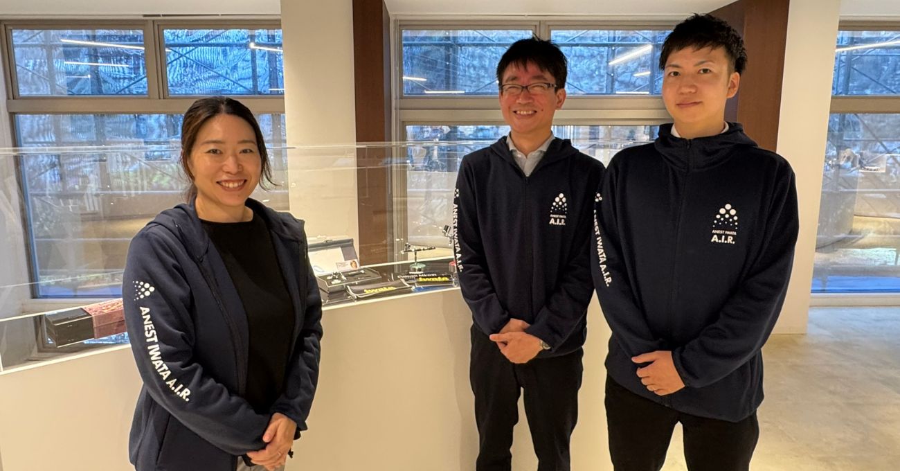 株式会社ANEST IWATA A.I.R. コンシューマービジネスグループマネージャー 小林朋哉氏（写真中央）／コンシューマービジネスチーム 太田由佳氏（同左）／田畑哲哉氏（同右）