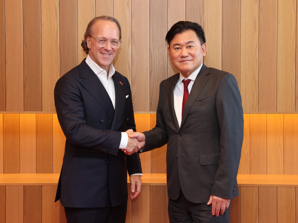 写真左より、ステファン ドゥ ラ ファヴリー氏（エスティ ローダー カンパニーズ 社長兼最高経営責任者）、三木谷 浩史氏（楽天グループ代表取締役会長兼社長）