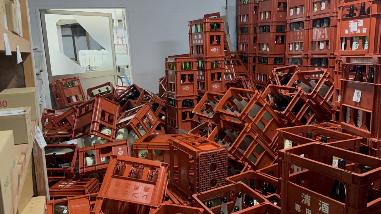 折り重なるように倒れた酒瓶ケース（画像提供：数馬酒造）