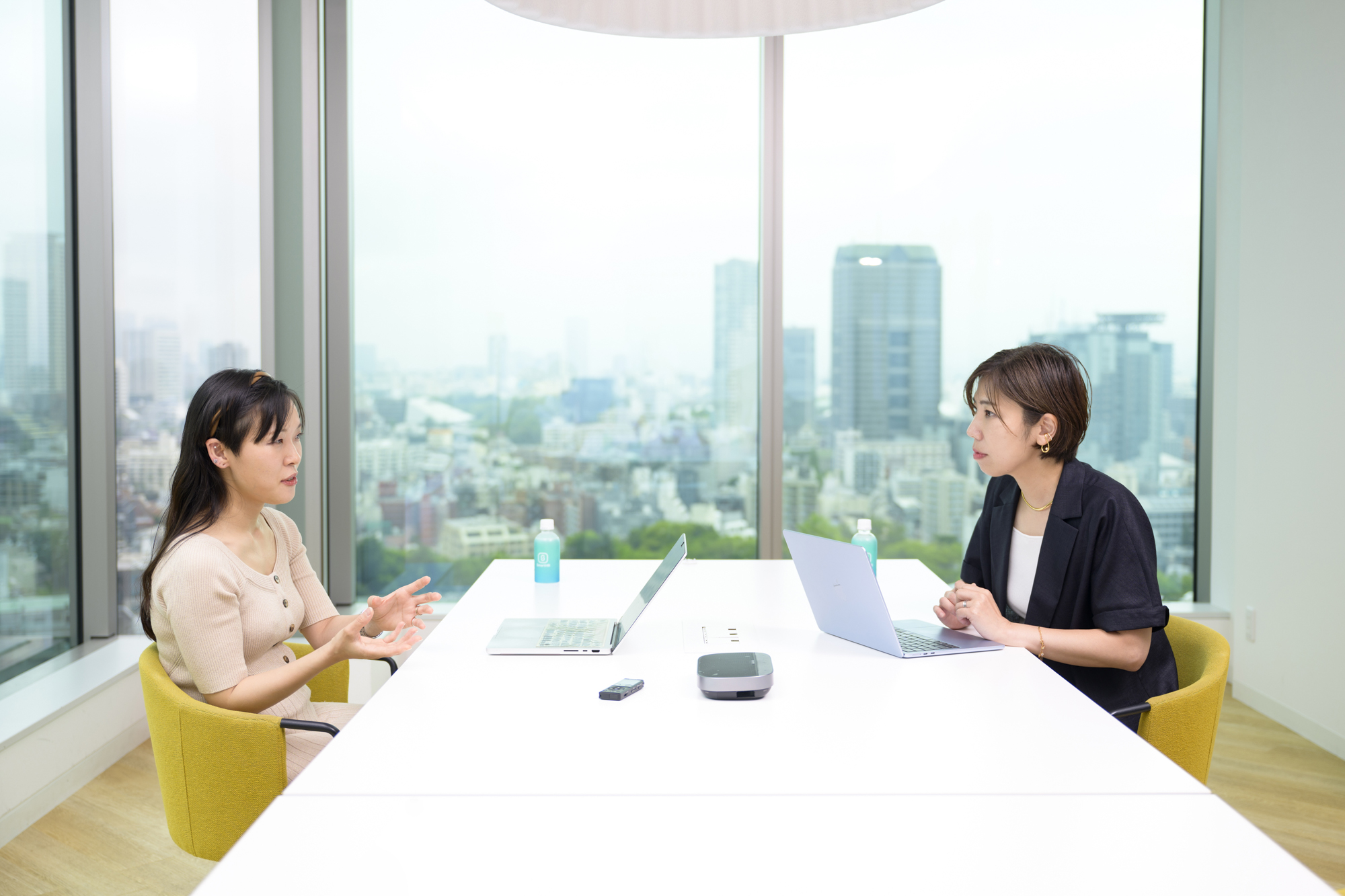 坂巻さんと白石さんが向かい合って話している様子