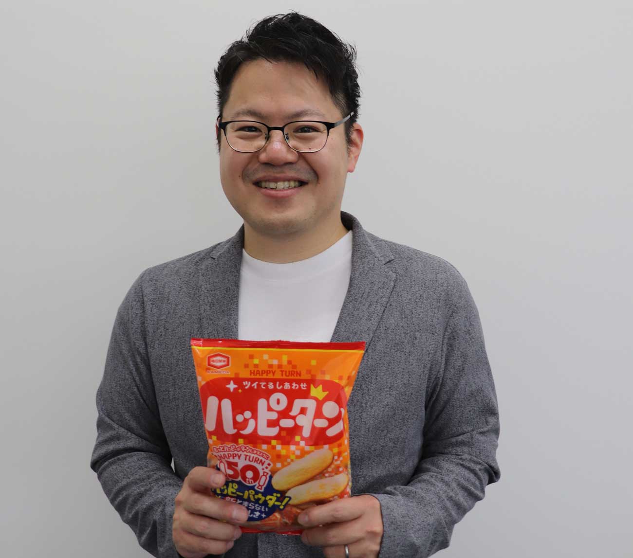 亀田製菓株式会社　マーケティング戦略部　ハッピーターンブランド担当マネージャー　歴舎 直輝氏2010年入社、首都圏での営業を経験したのち、マーケティング戦略部へ。「ハッピーターン」のおすすめアレンジは、バニラアイスディップ、あまじょっぱい味わいが際立ちます！