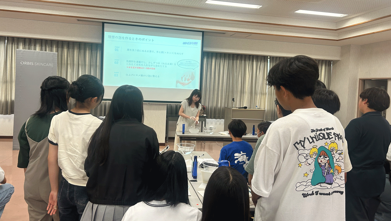 手で洗顔料を泡立てるレッスン。この後、実際に泡立てる体験学習も行った