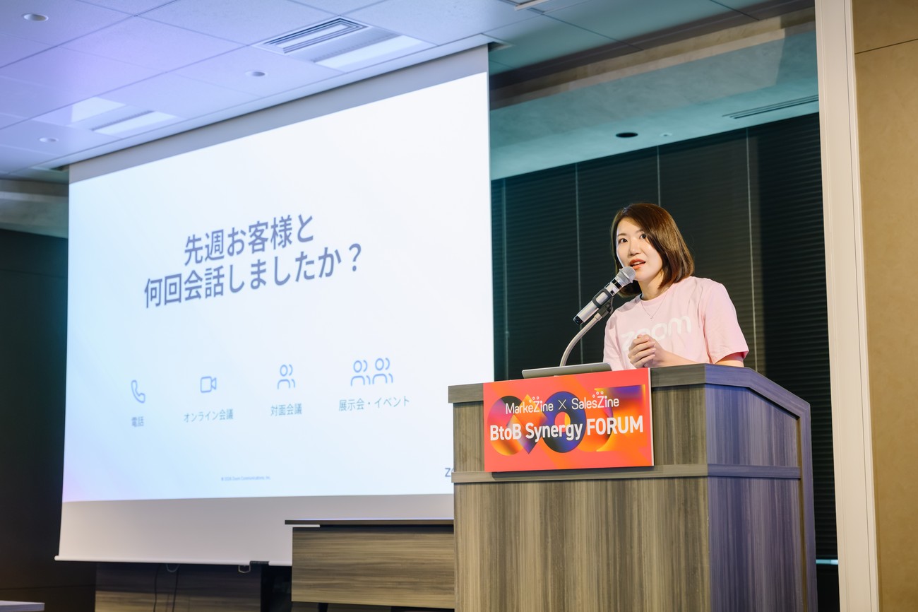 「先週お客様と何回会話しましたか？」のスライドとともに語る永井さき氏
