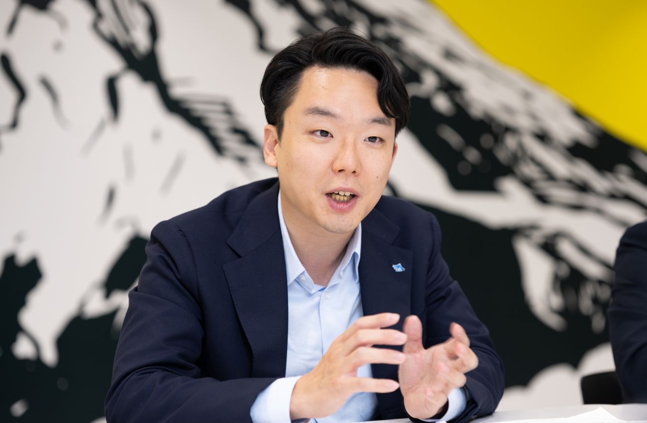 富士急行株式会社　専務取締役　堀内 基光氏　富士急行にて専務取締役を務め、社長室長や総務部、人事部、宣伝部、企画部などを兼任。2022年に社長室長に就任し、同部署に秘書機能やIRだけでなく、マーケティングの機能を加えた。100周年事業の実行委員会 委員長も担い、事業全体を統括する。