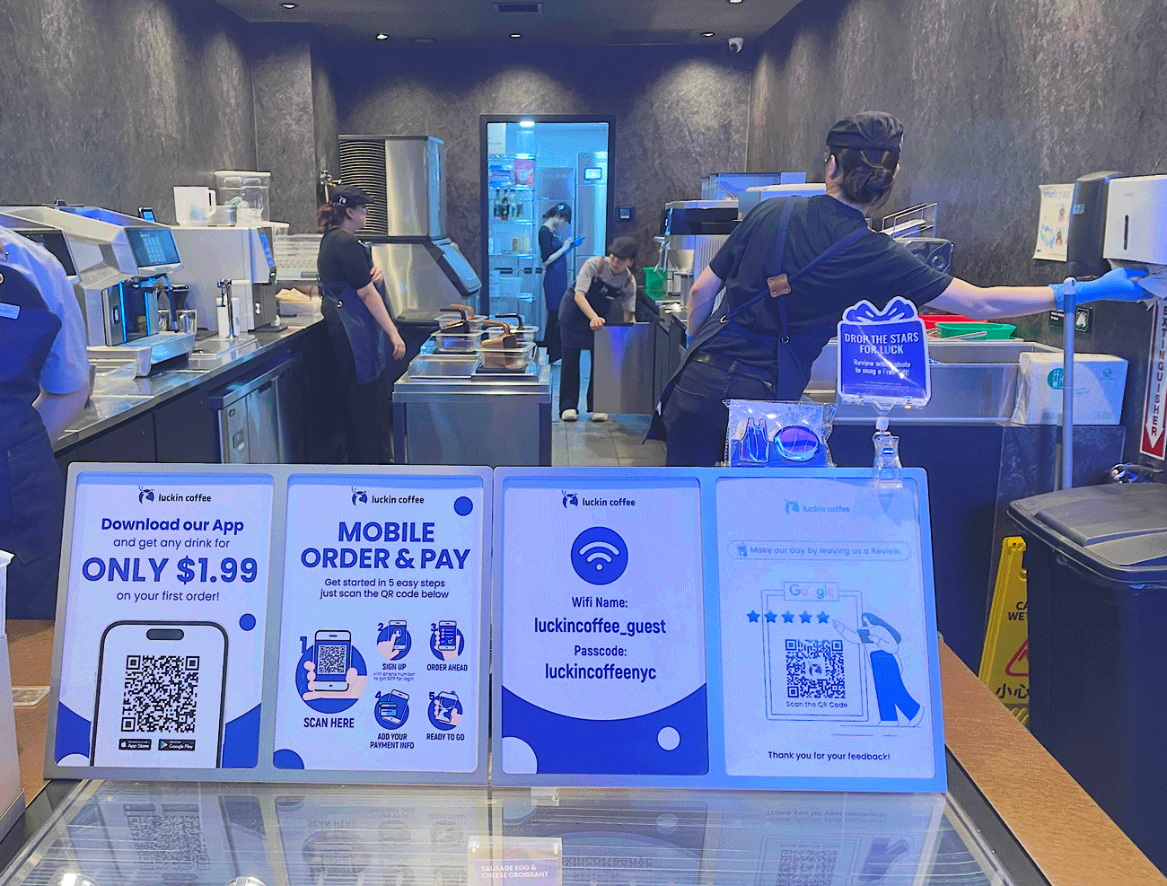 図1：マンハッタンのLuckin Coffeeの様子。モバイルオーダーのピックアップカウンターだけの横幅店舗　2026年3月筆者撮影