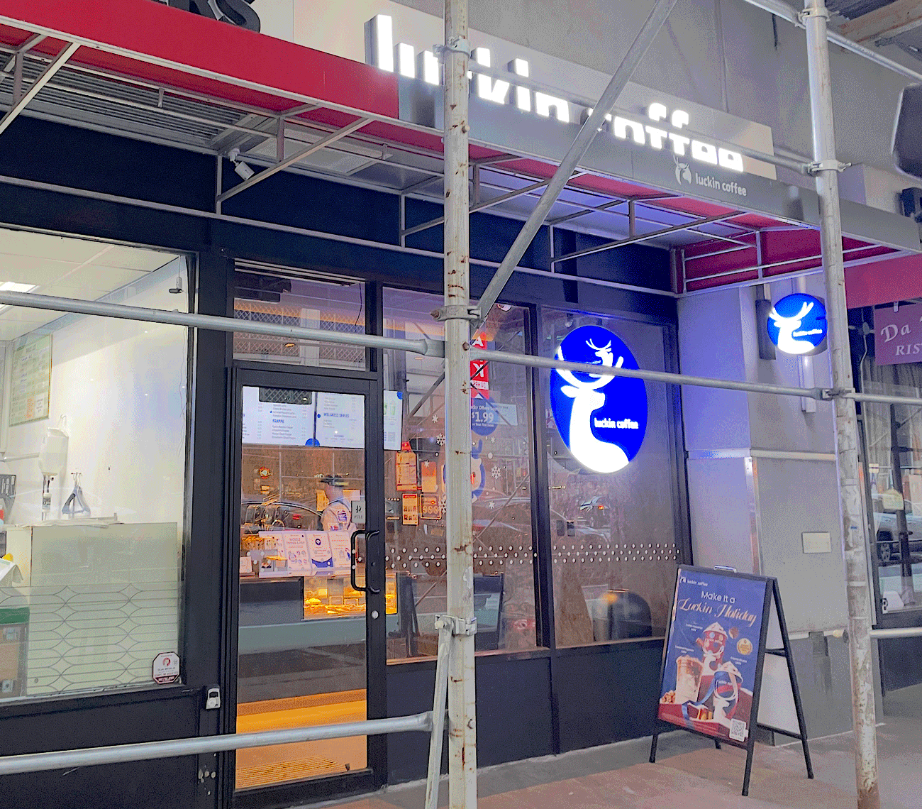 図1：マンハッタンのLuckin Coffeeの様子。モバイルオーダーのピックアップカウンターだけの横幅店舗　2026年3月筆者撮影